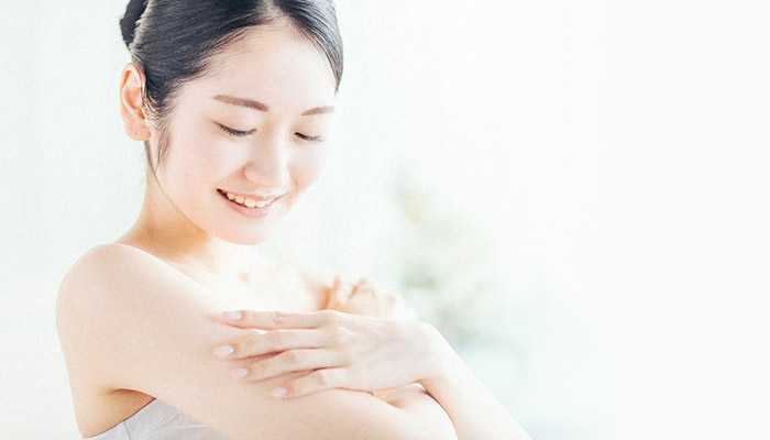 reason_content02_image 腕を触る女性の画像