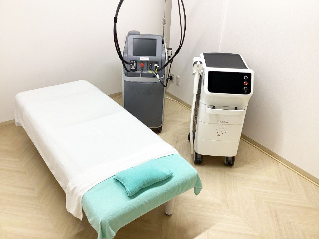 メンズエルプラスクリニック渋谷院の施術室と医療脱毛機の写真